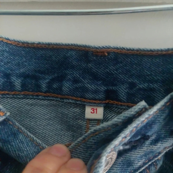 Levi’s Deconstructed Denim Mini Skirt Nwot Size 31 Festival Raw Frayed hem - Picture 9 of 10